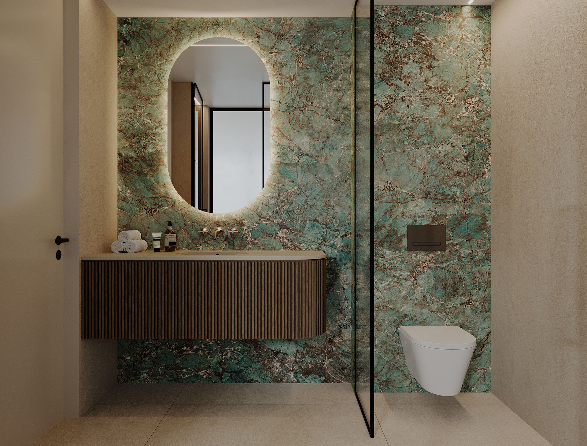 Lustro nad nowoczesną umywalką z naturalnego kamienia o zielonych odcieniach w luksusowej łazience.