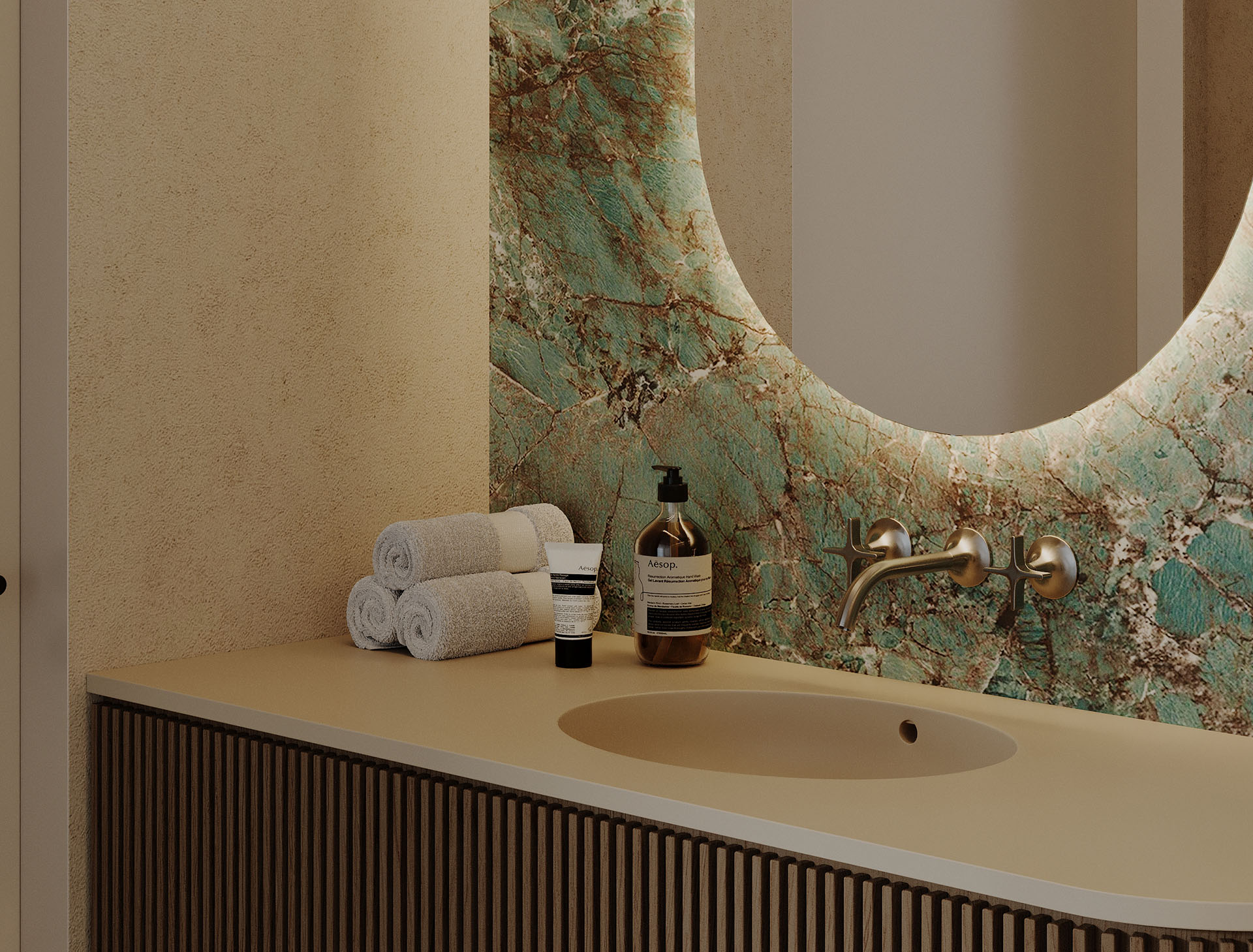 Nowoczesna łazienka z dużym lustrem, marmurowym akcentem i eleganckimi stelażami do ręczników, idealna do luksusowych wnętrz i wysokiej jakości wykończenia.