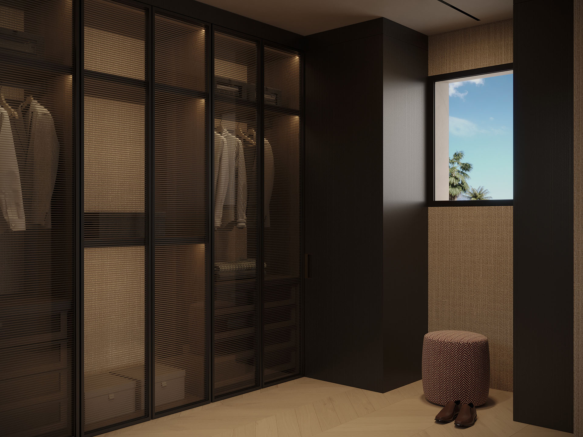 Przestronna garderoba z szklanymi drzwiami, nowoczesny design, duże okno z widokiem na palmy, eleganckie wnętrze mieszkania, komfortowe rozwiązania dla mieszkańców, stylowa aranżacja przestrzeni.