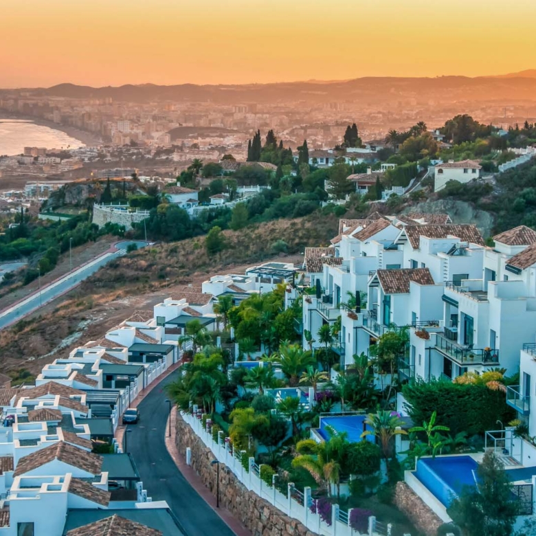 Dlaczego Polacy inwestują w nieruchomości na Costa del Sol? Przewodnik Le Mand (2025)