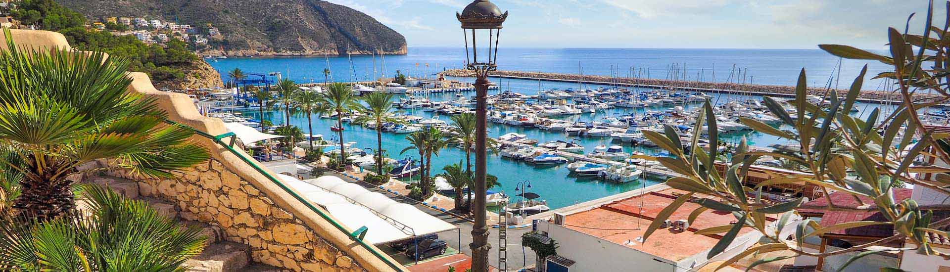 Stylowa nieruchomość z widokiem na port i jachty w malowniczym nadmorskim miasteczku. Idealne miejsce dla miłośników luksusu i życia nad wodą.